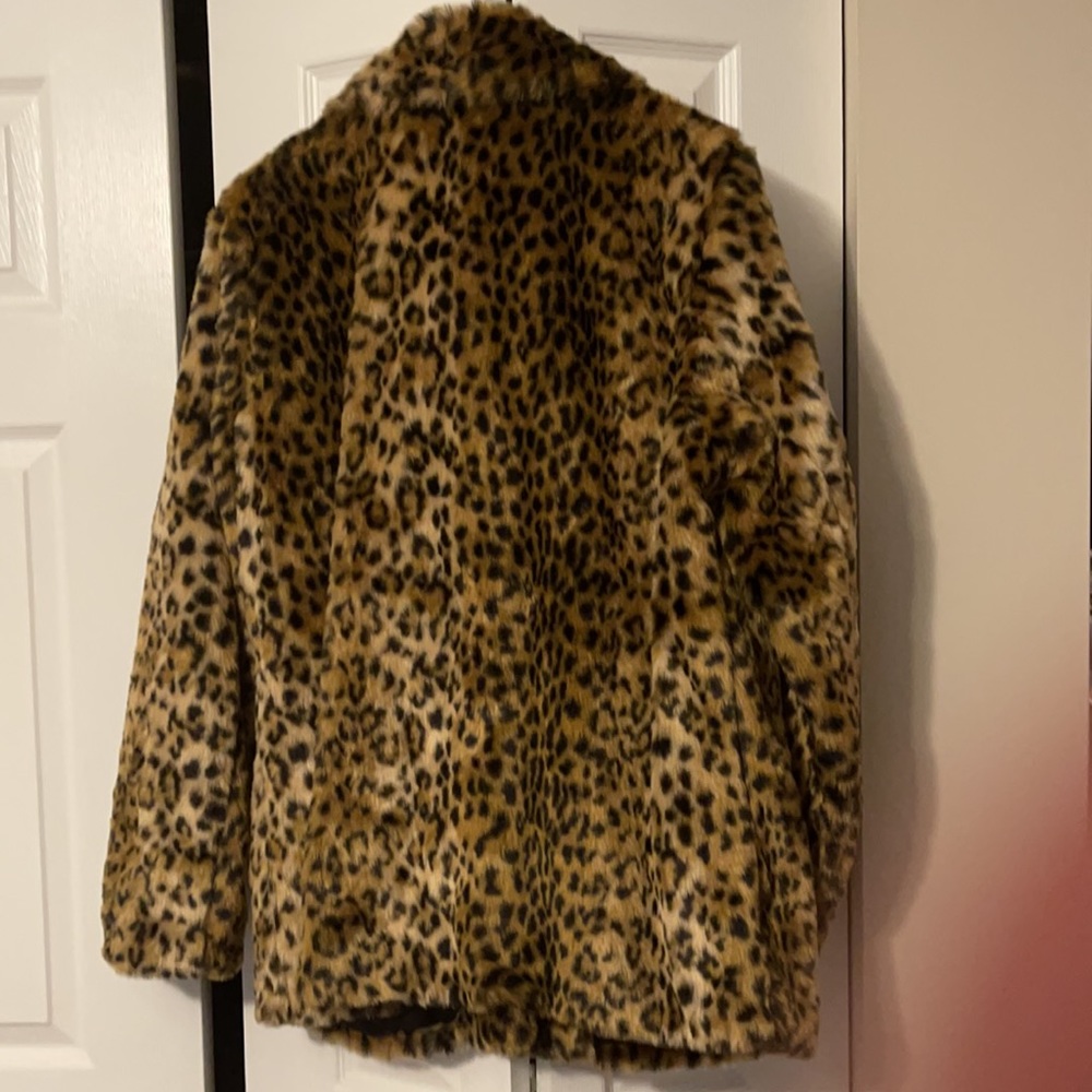 leopard faux fur coat 🐆 🧥 - Picture 4 of 5